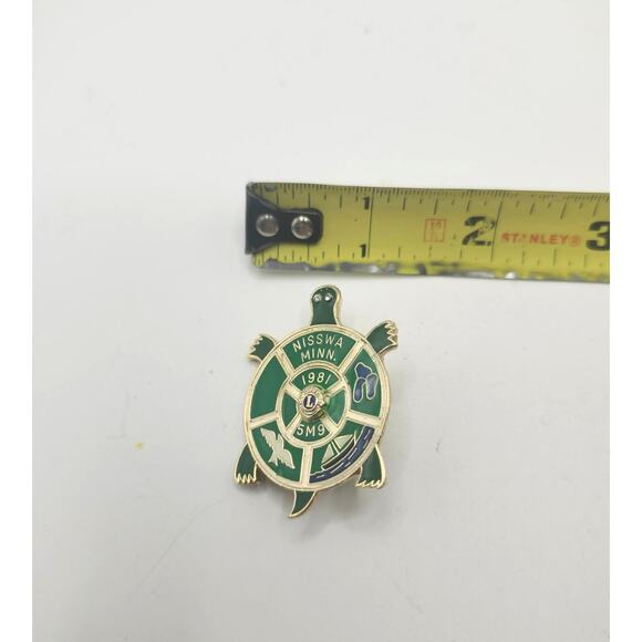 Vintage 1981 Nisswa MN Lions Club Pin 5M9 Green Turtle Shaped Enamel Lapel Badge - Picture 3 of 4